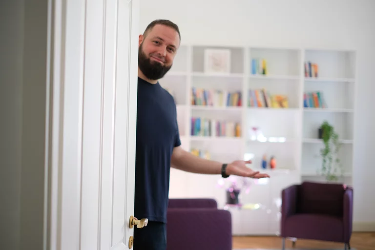 Dr. Sebastian Hümbert-Schnurr öffnet die Tür in den Coaching-Raum