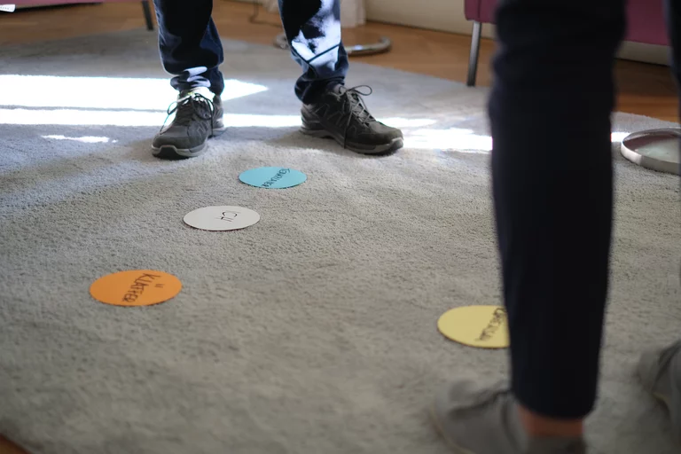 Ausschnitt aus einer Coaching-Intervention mit Bodenankern, Perspektive auf den Boden.